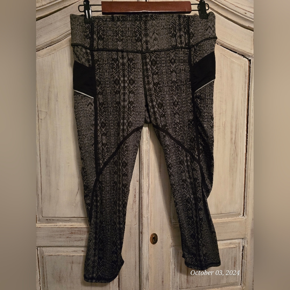 ATHLETA Prisma Stride black and granite grey Capri leggings  Size S